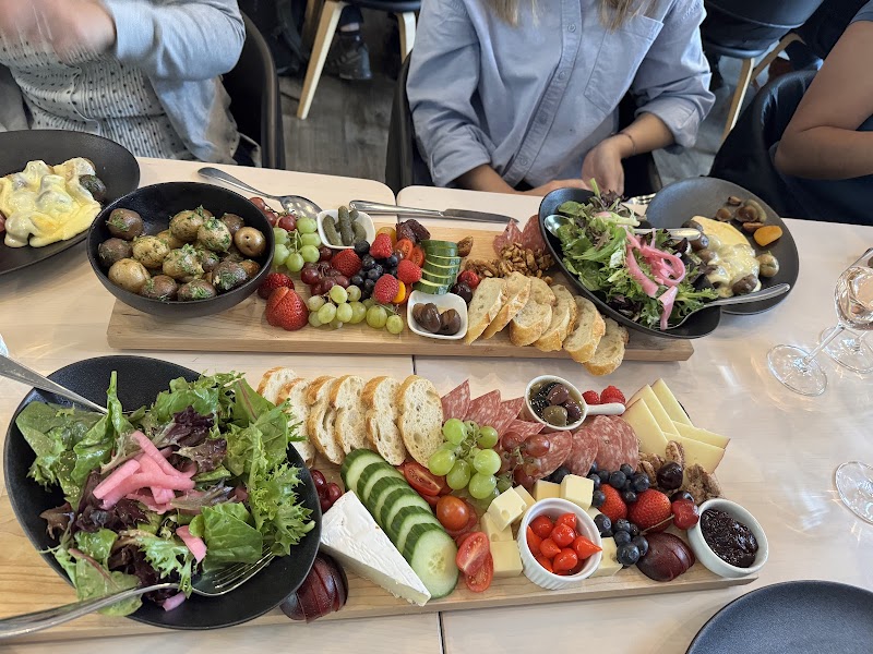 L' Apéro Wine and Cheese Bistro 4