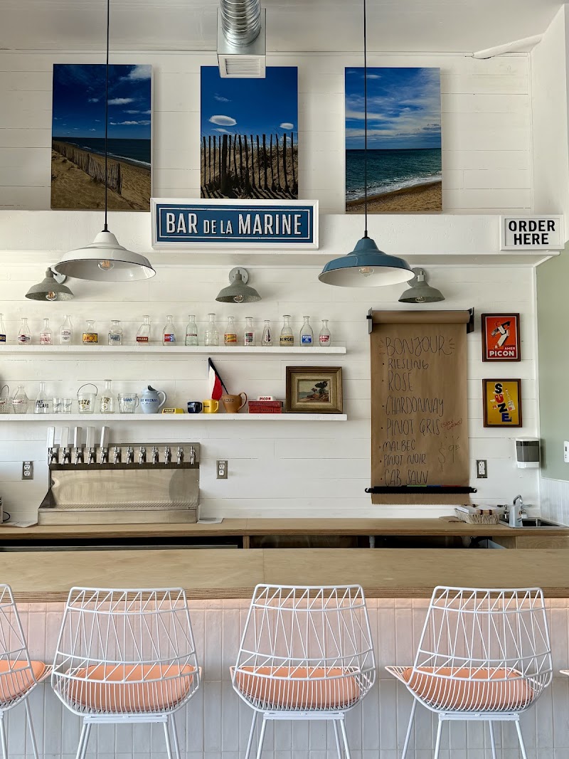 Le Cafe Brocante et Garage a Vin