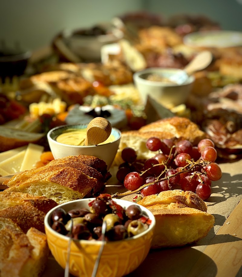 Le Cafe Brocante et Garage a Vin 2